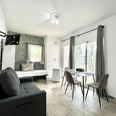 아파트 With Wifi, Pool And Bbq In *